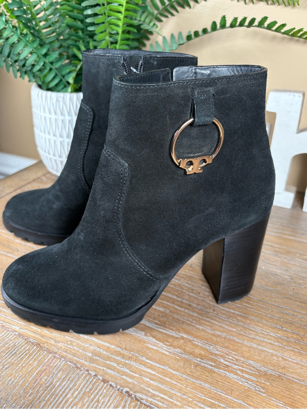 Tory Burch Sofia 85mm Lug Sole Bootie In Black Suede Size 9 NWOB - Picture 5 of 12